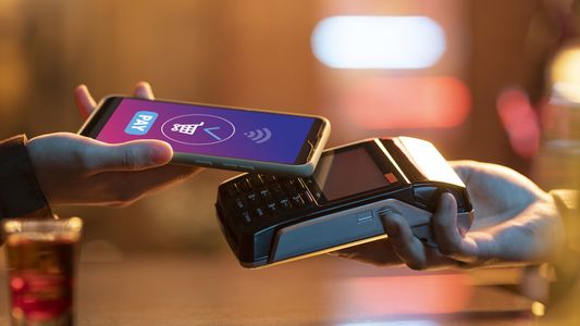 Billeteras virtuales y pagos digitales: el Gobierno firma una Ley que baja impuestos y beneficia al sector fintech