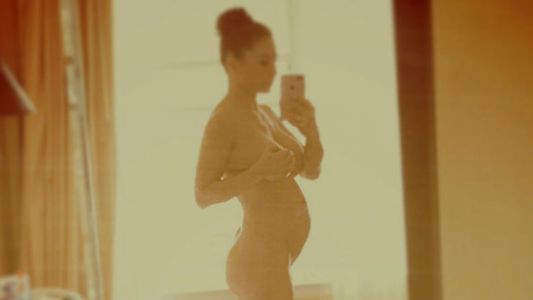 El tierno desnudo de Adabel Guerrero: Por primera vez las pataditas de Lola