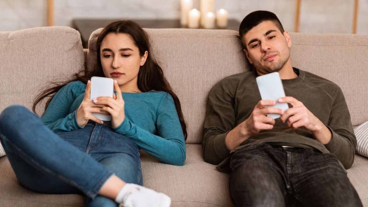 Qué significa que una persona mire constantemente el celular