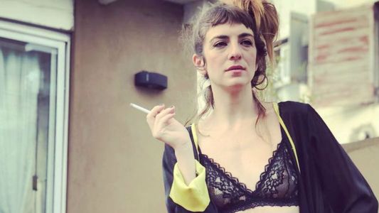 Julieta Zylberberg sexy fumando en ropa interior y portaligas