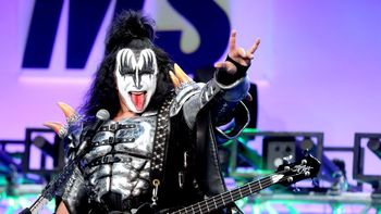 Denuncian por acoso sexual a Gene Simmons, líder del grupo Kiss
