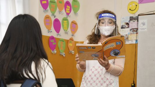 Clases presenciales: los docentes bonaerenses vacunados deben reintegrarse a sus funciones