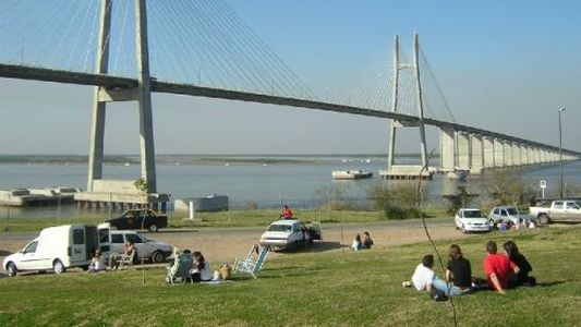 Video: una avioneta realizó una riesgosa maniobra para atravesar el puente Rosario-Victoria