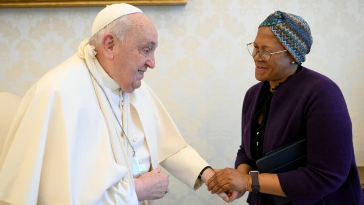 El Papa Francisco sufrió una caída en su residencia: le inmovilizaron el brazo por precaución