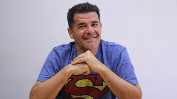 Julián Weich encontró a su hijo haciendo malabares en su semáforo y lo filmó