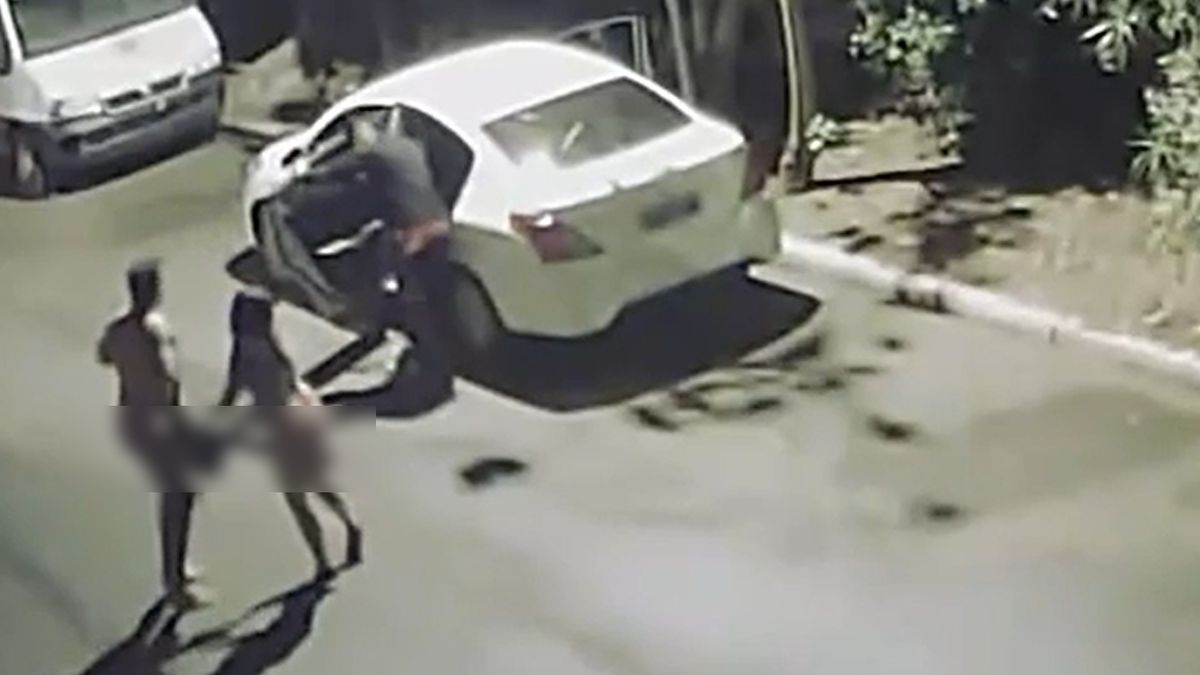 El video de la pareja que tenía sexo en el auto, fue asaltada y los dejaron desnudos en la calle