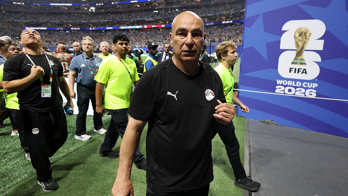 El llamativo gesto del DT de Egipto durante el partido con Argentina. (Foto: Reuters)