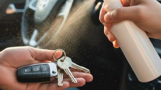 El truco de rociar las llaves del auto con vinagre: por qué recomiendan hacerlo y para qué sirve