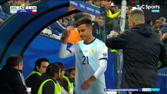 Un cambio poco oportuno: la calentura de Dybala cuando salió reemplazado