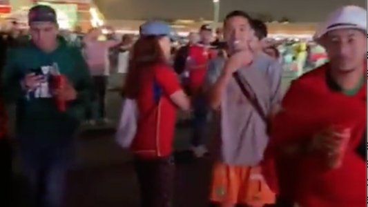 La maldad de un hincha argentino contra un grupo de marroquíes en medio de una Fan Fest