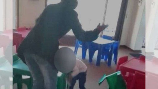 “¿Por qué vomitaste?”: golpeaba e insultaba a los niños de una guardería mientras les hacía limpiar su propio vómito