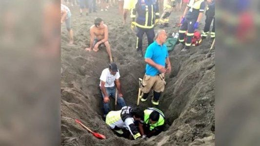 Murió un hombre que quedó sepultado mientras hacía un túnel de arena en la playa