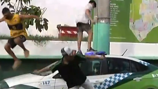 Cocaína adulterada: familiares de una víctima atacaron a piedrazos a la policía y rompieron un patrullero