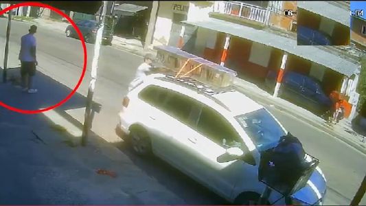 La desesperada reacción de un papá contra el ladrón que se robó el auto con su hija pequeña adentro