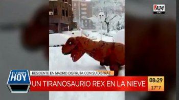 Viral: un dinosaurio disfrutó de la nevada récord en España