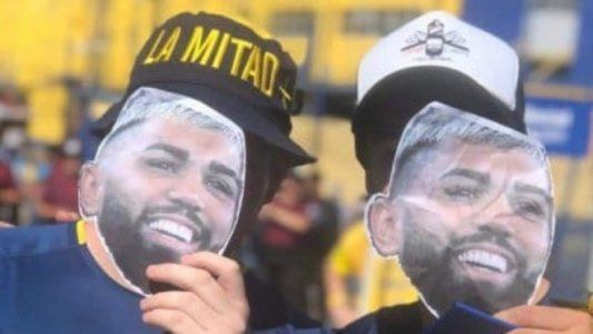 Hinchas de Boca llevan caretas de Gabigol a La Bombonera