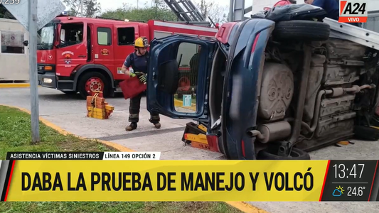 Impactante video: una mujer volcó con su auto en una prueba para renovar la licencia de conducir