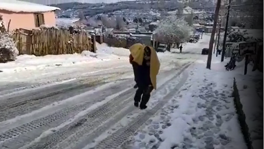 Le negaron asistencia médica a una jubilada de 90 años y un vecino la llevó en sus brazos hasta el hospital