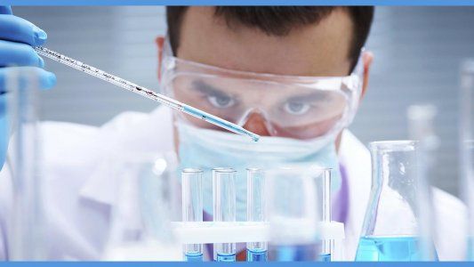 Coronavirus: cuál es el procedimiento para determinar si se le hace o no un test a un paciente y cuánto dura