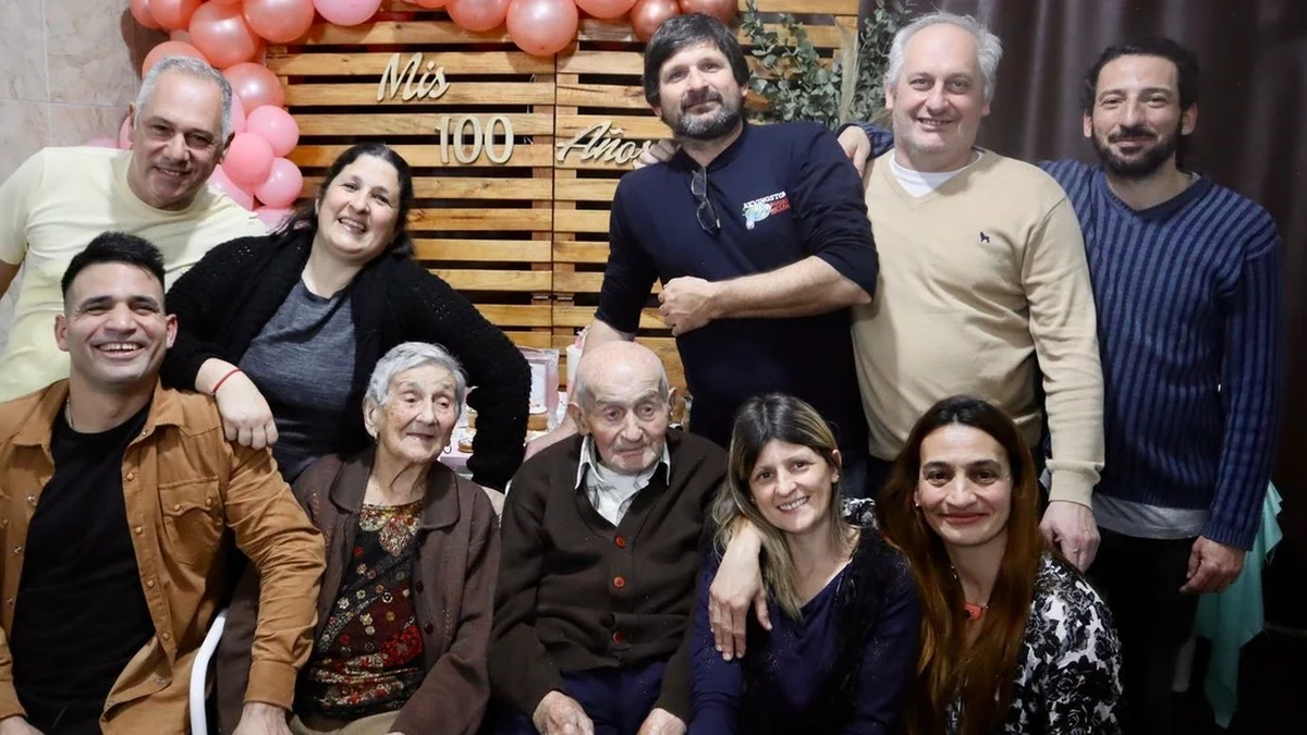 Ella cumpli&oacute; 100 a&ntilde;os pero &eacute;l ya tiene 101: 70 kilos de asado, limoncello y tiramis&uacute;