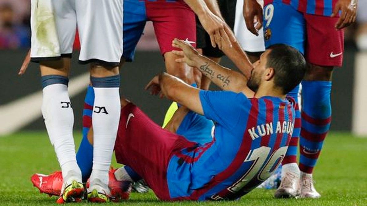El momento que el Kun Agüero se tumba sobre el césped en un partido entre Barcelona y Alavés por la Liga de España. (Reuters)