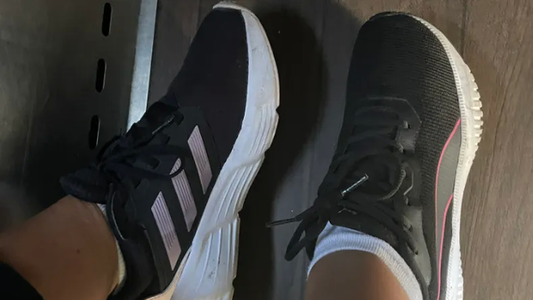 Se confundió de zapatilla con la de otro pasajero y discutió con la aerolínea: ¿Me está hablando seriamente?