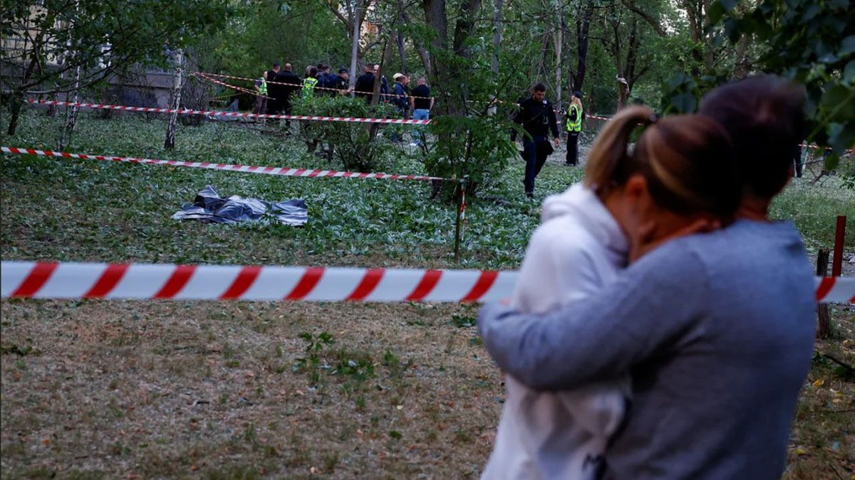Dos enfermeras lloran a las puertas del hospital infantil atacado en Kiev.(foto: Cuenta de Twitter de Nexta TV)
