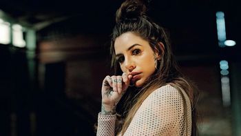 Con una selfie en topless, Cande Tinelli mostró su nuevo tatuaje