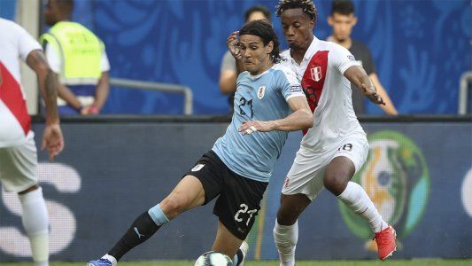 No se puede creer: Cavani tuvo el primer gol para Uruguay contra Perú pero lo erró abajo del arco