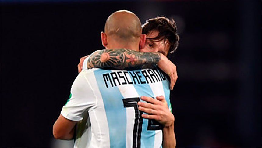 El enorme abrazo de Masche y Messi para festejar el agónico triunfo