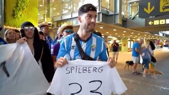 ¡Insólito! Hinchas de Málaga recibieron a turistas como si fueran refuerzos como reclamo a la dirigencia