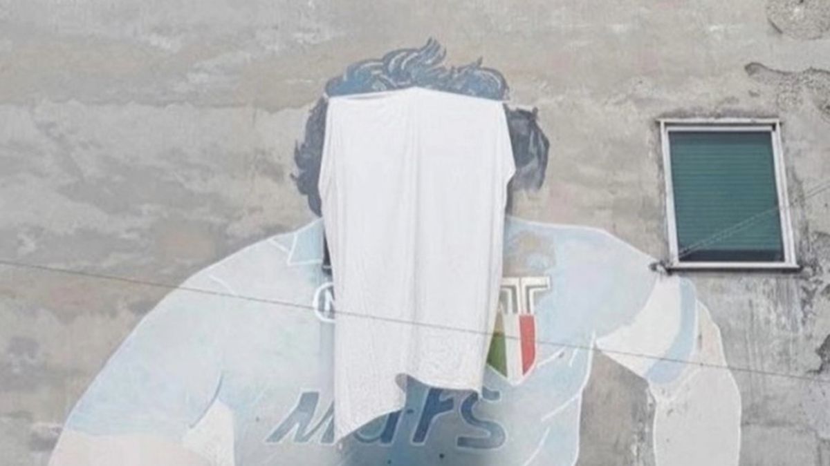 El mural de Diego Maradona en el corazón de Nápoles sigue siendo un imán para fanáticos y turistas