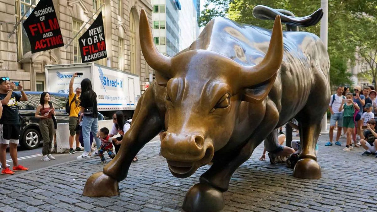 La ic&oacute;nica escultura del toro de Wall Street.