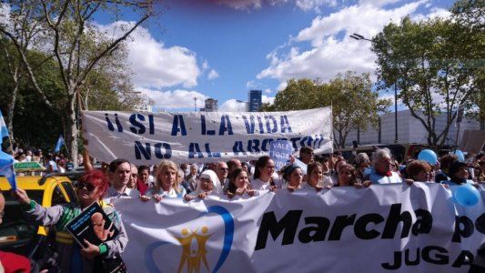 Militantes en contra del aborto marchan “a favor de la vida”
