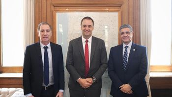 Manuel Adorni, Diego Santilli y Jorge Macri, se reunieron en Casa Rosada para negociar el Presupuesto 2026 y los fondos de coparticipación a CABA. Foto: Presidencia. Manuel Adorni, Diego Santilli y Jorge Macri, se reunieron en Casa Rosada para negociar el Presupuesto 2026 y los fondos de coparticipación a CABA. Foto: Presidencia.