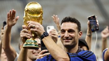 Scaloni y la Copa más preciada.