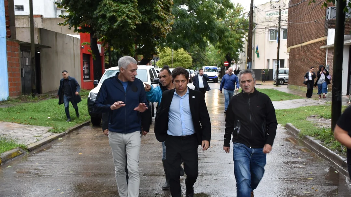 Axel Kicillof suspendió su agenda para atender la emergencia del temporal. (Foto: NA)