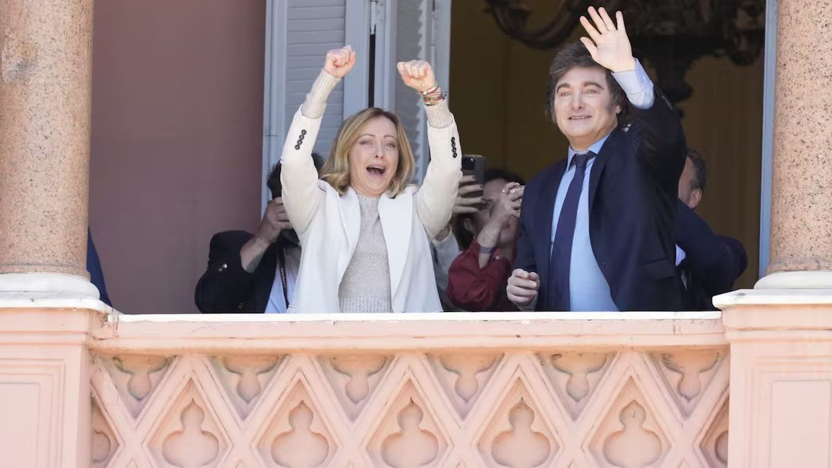Semanas después de recibir a la primera ministra de Italia