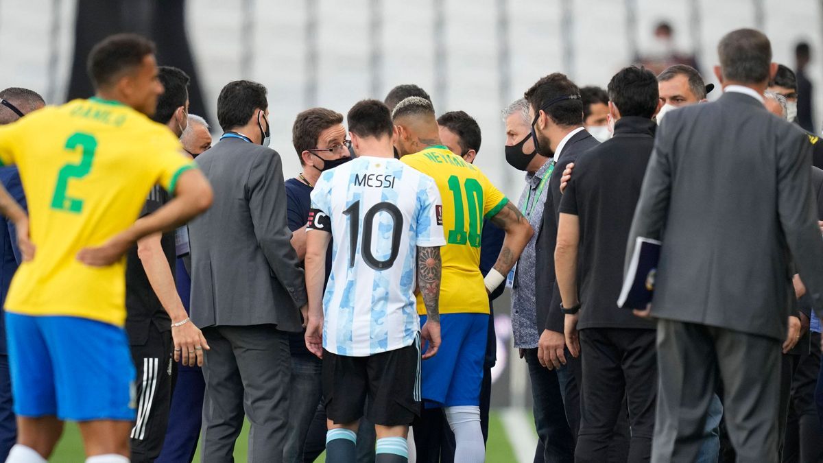 El momento de la suspensión del partido entre la Selección Argentina y Brasil.&nbsp;