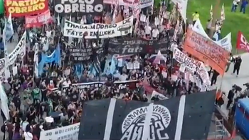 Trabajadores de FATE marcharon a Plaza de Mayo contra el cierre de la planta y pidieron el pago de salarios