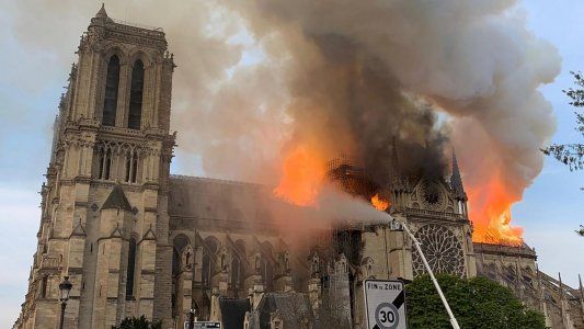 Extinguen el incendio en la catedral de Notre Dame y descartan que haya sido intencional