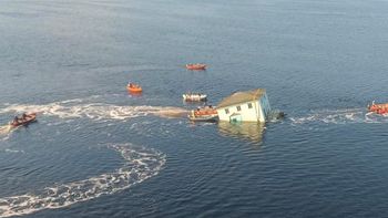 ¡Increíble! Transportaban la casa que acababan de comprar sobre el mar y casi termina hundida