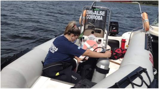 Córdoba: encontraron una lancha a la deriva en un dique, pero su tripulante no aparece