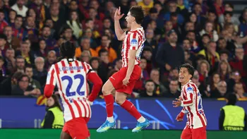 Así fue el golazo de Julián Álvarez al Barcelona: tiro libre y festejo por los cuartos de la Champions