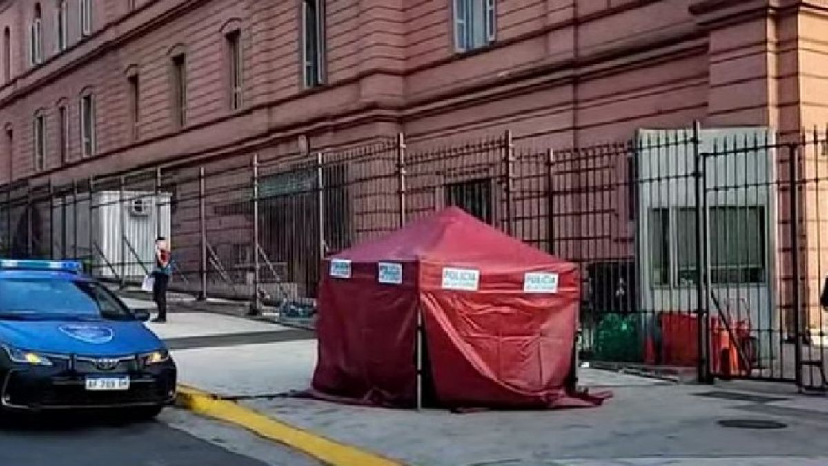 Casa Rosada: el cuerpo de la menor continuaba esta mañana en la zona y fue cubierto por un gazebo color rojo de la Policía de la Ciudad, a la espera de los peritajes correspondientes (Foto: NA).