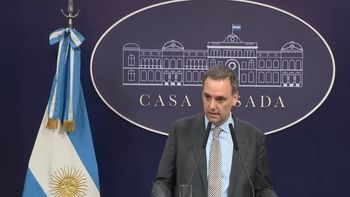 El Gobierno responsabilizó a los opositores de la Ley Ómnibus por la suba de los dólares financieros