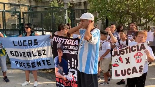 Más de 100 amigos y familiares de Lucas González llegaron a Tribunales para el inicio del juicio