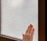 El método simple para aislar ventanas con papel de burbujas y conservar mejor el calor
