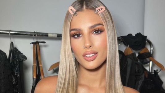 Las fotos de Julieta Poggio junto a Betiana Blum en la firma del contrato para debutar en la calle Corrientes