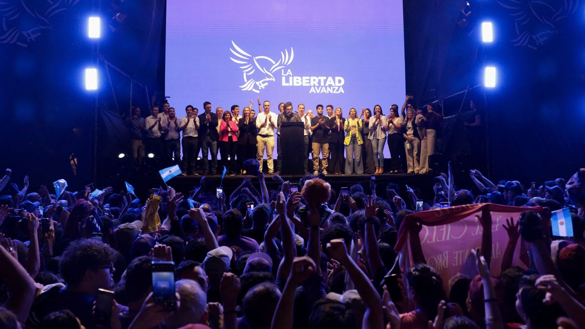 Milei estuvo acompañado por su Gabinete y los candidatos de LLA en los 24 distritos en juego este domingo. (Foto: Reuters/Cris Sille).